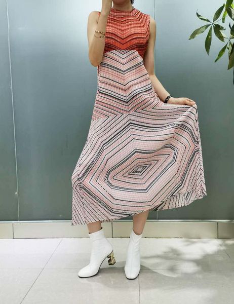 

dress miyake o-neck sleeveless geometric print pleated hem slit, Black;gray