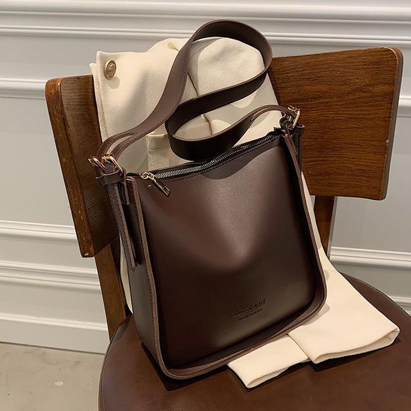 

shoulder bags niche design large-capacity bag 2021 female autumn/winter retro messenger senior bucket width: 25cm