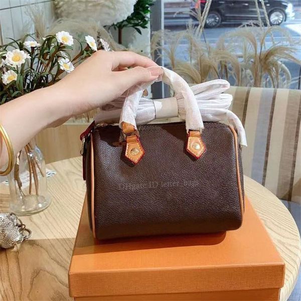 

luxury designers 2021 ladies handbags crossbody bags hardware plain zippers interior zipper pocket women fashion pillow solid bag mommy shou