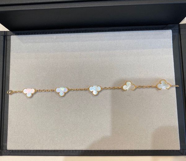 18K echtes Goldmaterial Fünf Blumen Charme Armband mit Nature Shell Design for Women Engagement Schmuck Geschenk haben Stempelbox Zertifikat Web001