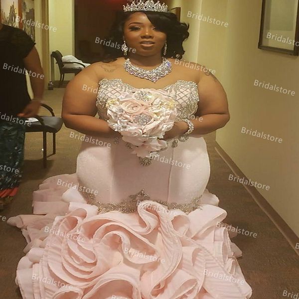 Plus Size Blush Pink Abito da sposa a sirena per la Nigeria Donne africane Elegante Sweetheart Strass Abiti da sposa in cristallo Bottoni con volant Corsetto vestido de novia