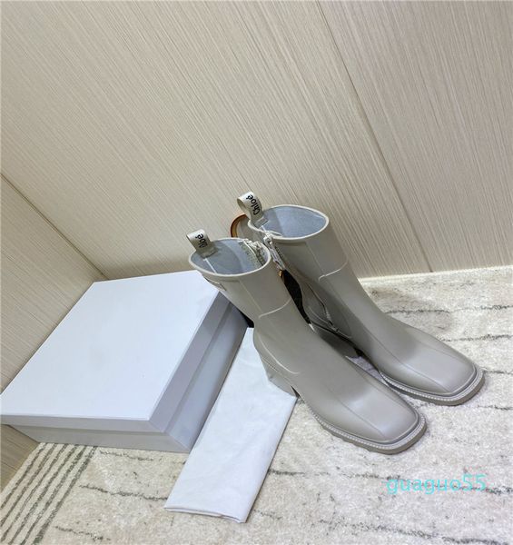 Designer-Stiefel für Damen im hochwertigen Luxusdesign mit integriertem PVC-Regenstiefel. Kombinieren Sie ihn mit einem Kleid oder einer Jeans, um Ihre Beine hervorzuheben