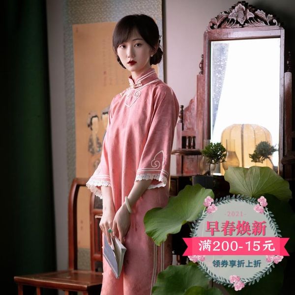 

make up in spring, summer and autumn ethnic clothing, Red