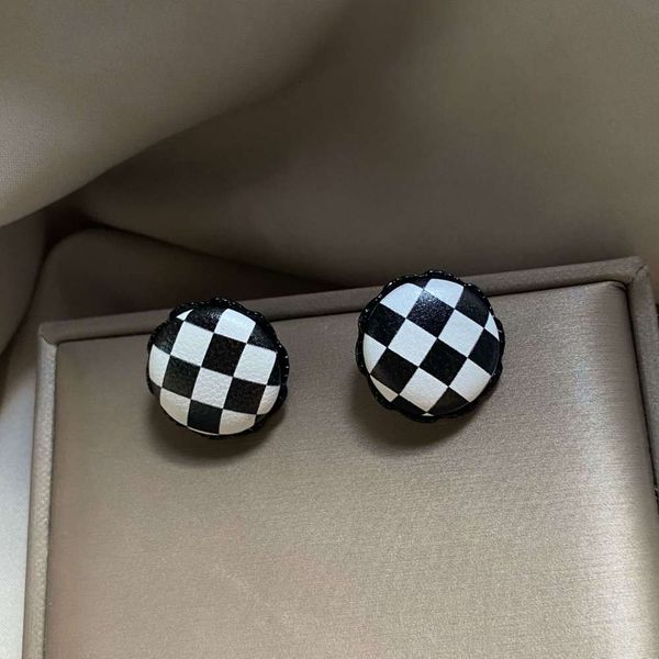 

round earrings autumn winter fashion temperament black white simple sense