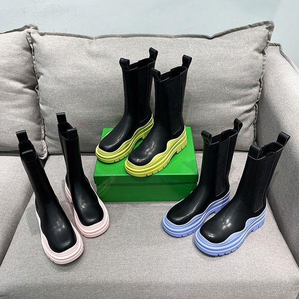 Damen-Designer-Stiefel, Knie-B-Knöchel-Halbstiefel, farbige Sohlen, Designer-Leder, Martin-Unterseite, ermüdet, klobige Profilsohle, gewellt, übergroße Gummi-runde Zehenpartie, Plateau-Kalb