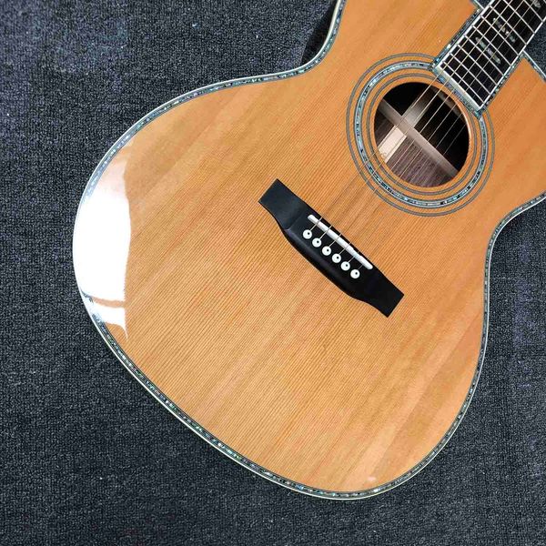 Пользовательские твердые Cedar Top OM круглая акустическая гитара на гитаре на грифе на гангристые навязчивов привязки принять OEM народную гитару