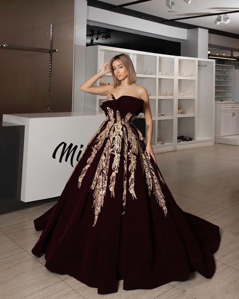 2021 Sexy Ball Vestido Quinceanera Vestidos Strapless Gold Lace Appliques Beads Borgonha Velvet Espartilho Voltar Longo Doce 16 Pageant Vestidos de Promete Sem Mangas Plus Size