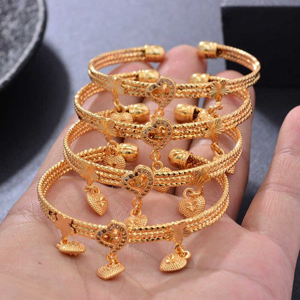 Baby Bangles 4 pçs / lote Gold cor pulseiras para meninas / bebê / crianças pulseira de coração bracelete borls borla jóias criança presentes de aniversário q0720