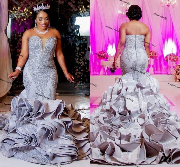 Silberne Spitze Aso Ebi Brautkleider Meerjungfrau trägerlos Reißverschluss hinten Rüschen Satin Plus Size mit Zug afrikanische Brautkleider