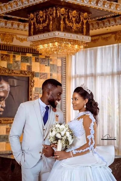 

ivory men suits wedding bridegroom formal fashion costume homme groom tuxedos terno masculino 3 pieces ( jacket+pants+vest) men's & bla, White;black