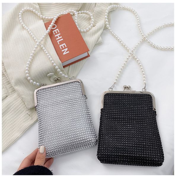 

2021 tide one shoulder hand holding change mobile phone dinner metal bright diamond pearl chain messenger fashion clip bag