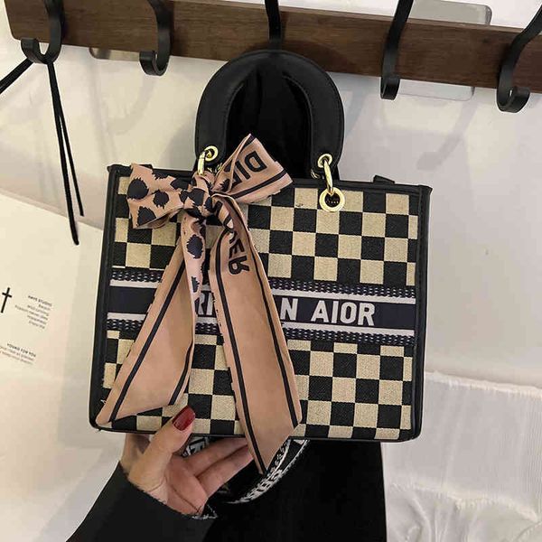 

2022 factory wholesale new bag women's one shoulder portable small square fashion atmosphere leopard check silk scarf bag women a3r0