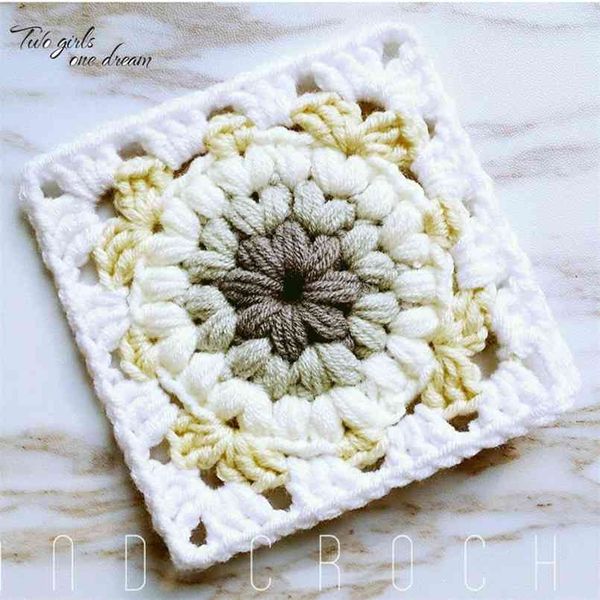 Nordic Häkeln Mehrfarbige Deckchen Blumen Untersetzer Square10CM Handhaken Gestrickte Geschirrscheibe Tischmatte Pad Hochzeitsgeschenk 30 Stück 210817