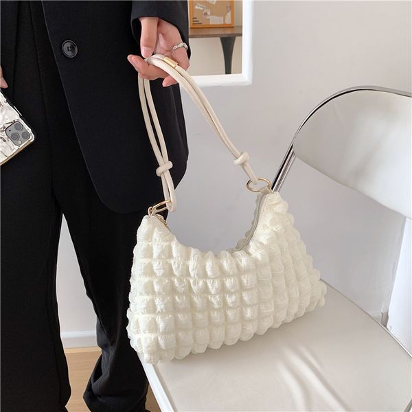 

2021 autumn and winter cloud lingge fold leisure personality quilt light large capacity messenger dumpling bag female