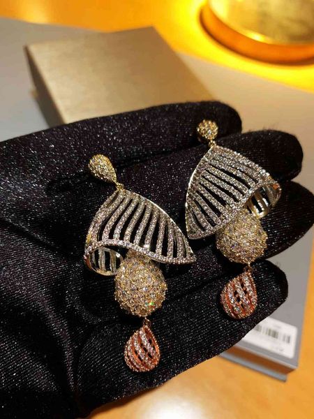 

stud earrings b family caibao fan-shaped with s925 silver, Golden;silver