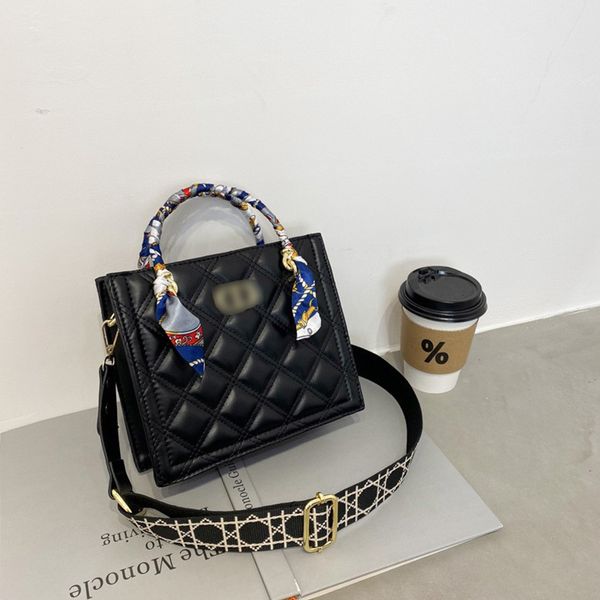 

70% factory store fashion embroidered thread fashion versatile one shoulder messenger bag foreign style portable small square bag