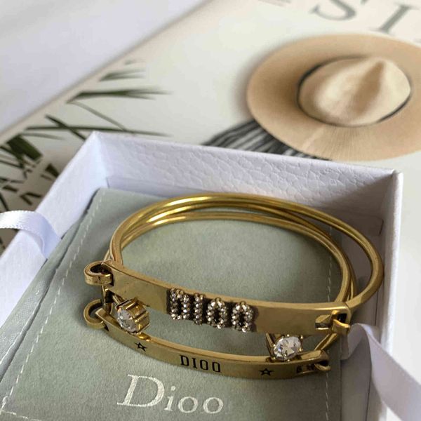 

tiktok family is set in three pieces bracelet, with ring voice, red band, bracelet., Silver