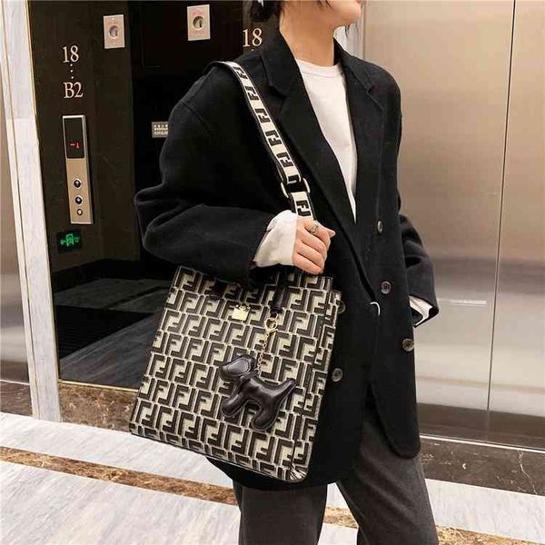 

2022 factory wholesale women's one shoulder messenger bag with large and small letters printed hand tote bag 41jh