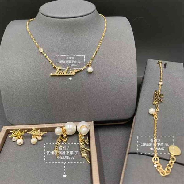 

2021 new designer pearl family necklace female letter pendant, Silver