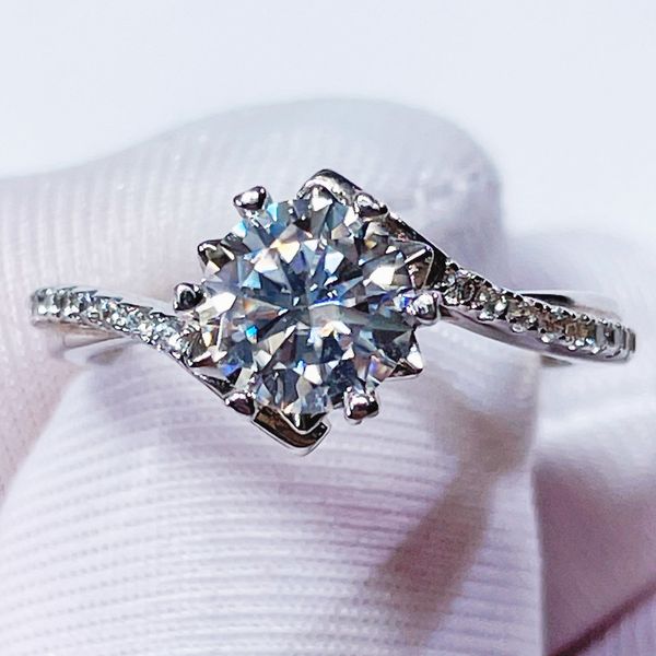 

real 100% moissanite 5-8mm 0.5-2ct for women girls not adjustable 925 silver gemstone moissanite diamond ring round cut, Slivery;golden