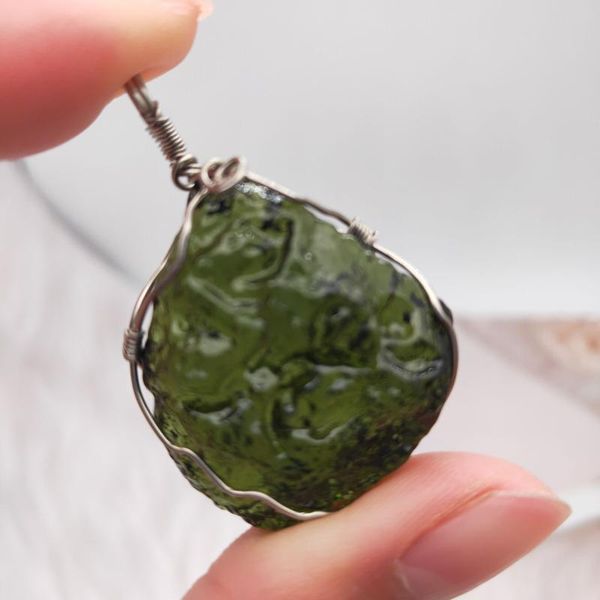 

1pcs natural crystal green gem moldavite meteorite glass necklace pendant stone decorative objects & figurines