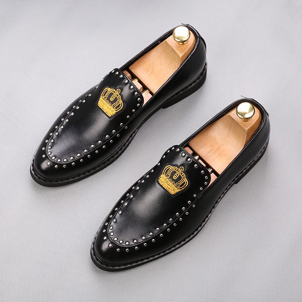 Designer apontado preto coroa branca bordado rebite oxfords sapatos casuais vestido de casamento de casamento de casamentos sapatos de másculino social h52