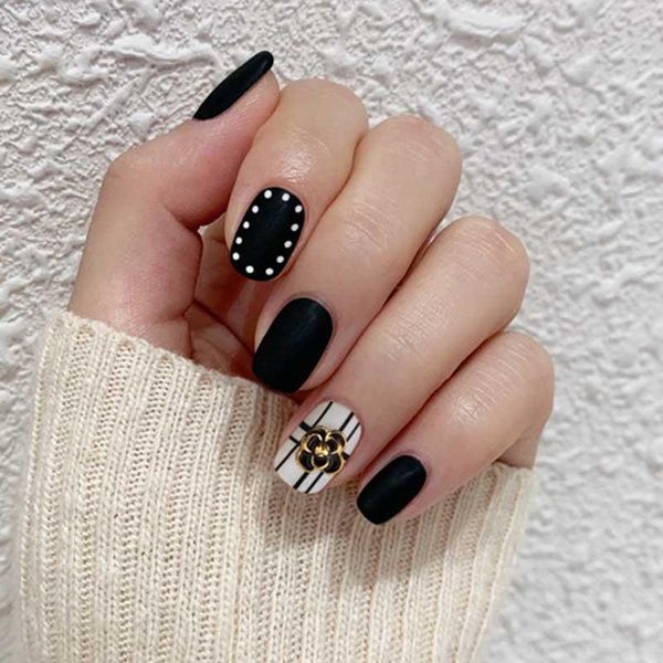 

false nails 24pcs women wearable full cover finger fake nail cool black and white stripe wave point matte short round head, Red;gold