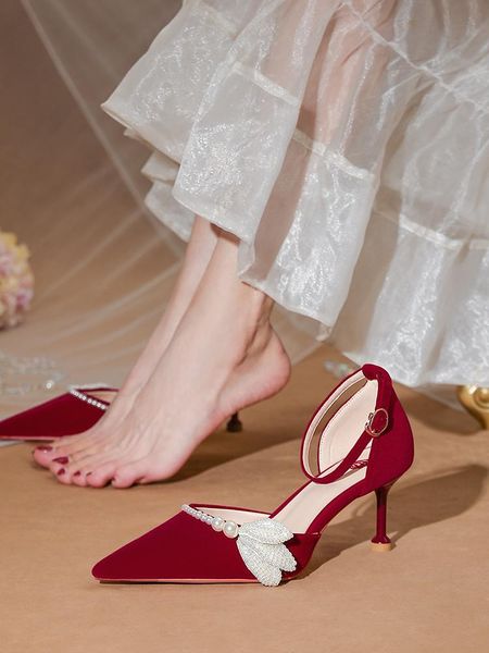 Sandálias Sapatos de Casamento Verão Feminino 2021 Noiva Chinesa Torrada Vermelho Uma Linha Pérola Decorações De Pena De Salto Alto