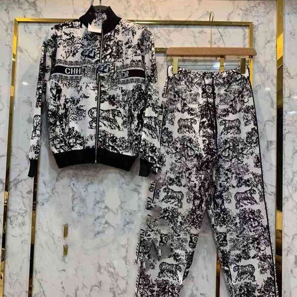 

design clothing d family animal printing zipper coat small leg pants two-piece set 2021 new fashion leisure suit women, White