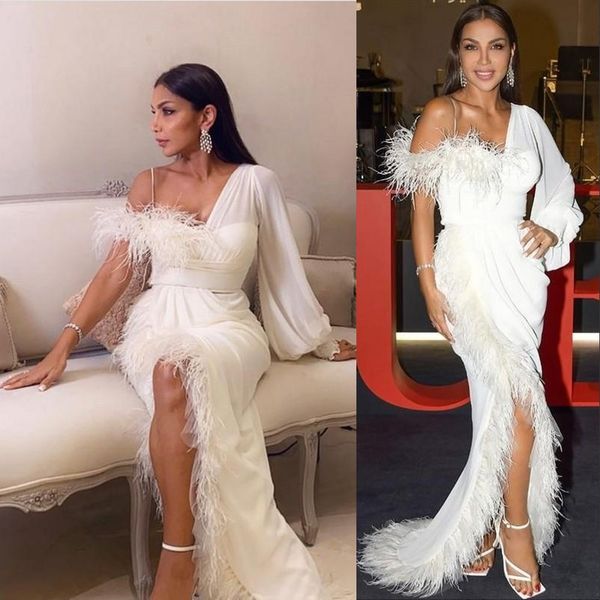 2021 Sexy Luxus-Abendkleider mit elfenbeinfarbenen Federn, One-Shoulder-Split-Abschlussballkleider für besondere Anlässe, arabische lange Ärmel, Etui-Berühmtheitskleid für den Nahen Osten