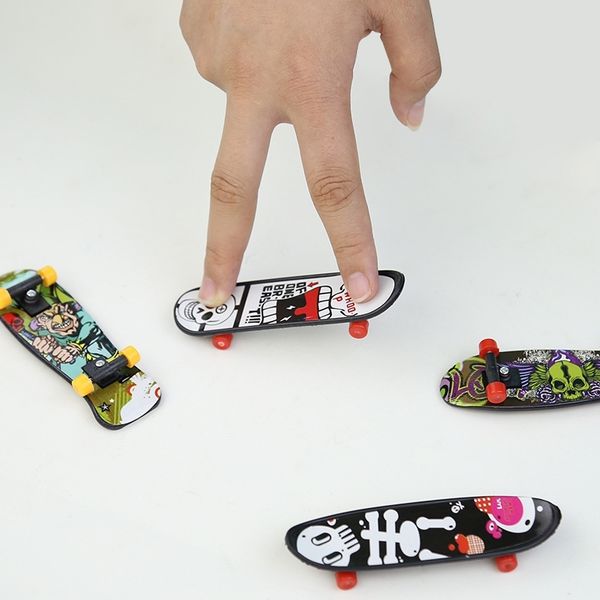 

t new finger skateboard desktoy creative fingertip extreme finger sports toy0