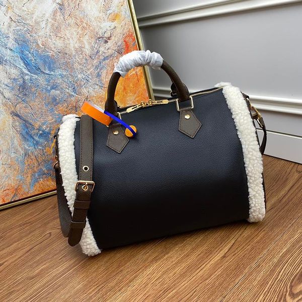 

original single copy painted with wool inlaid on a grain leather surface graceful bag removable and adjustable shoulder straps