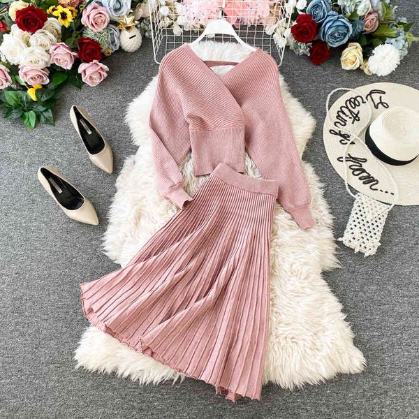 

fashion shiny knitted 2 piece set sweater suits spring women v-neck batwing sleeve sweater+elastic waist pleated skirt 210416, White