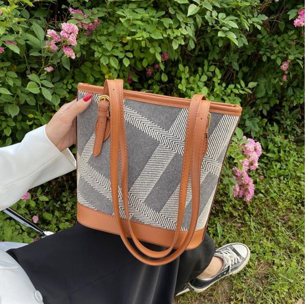 

factory wholesale women leather shoulder bags simple large plaid bucket bag comfortable joker canvas slung handbag street trend striped hand, Black;red