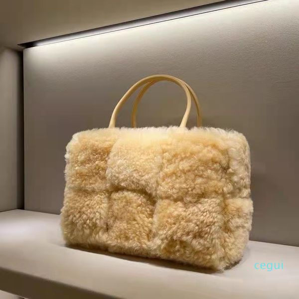 

plush bag tote with detachable interior zipped pocket 2022 winter new woven fur big capacity shopping handbag designer bags