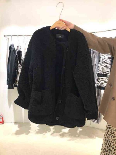 

south korea dongdamen 2021 autumn and winter lamb wool plush loose short coat women's buckle color matching round neck top, Black;brown