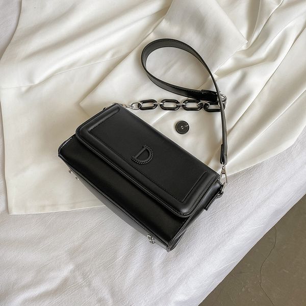

senior brand designer fashion female new korean version foreign style single shoulder messenger solid color d-house ins small bag