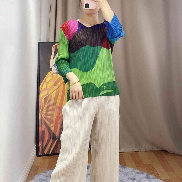 

knits clearance fashion fold style v-neck with three quarter geometric print t-shirt, White