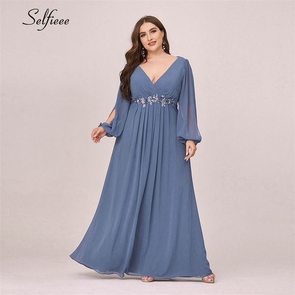 Plus Size Dusty Blue Abito da donna Profondo scollo a V Manica lunga Appliques Abito da festa lungo increspato Abito maxi in chiffon Robe De Soiree 210409