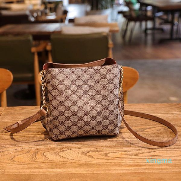 

2021 new fashion retro print one-shoulder bucket bag web celebrity same large-capacity pvc waterproof slung bag for women