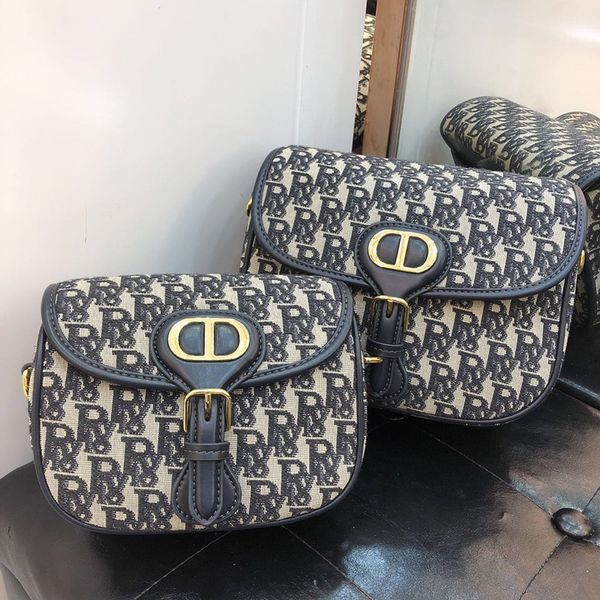 

2021 new star same d family saddle old flower messenger canvas embroidery bobby montaigne bag girl