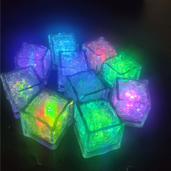 7 colori che cambiano Accensione dei cubetti di ghiaccio a LED Cubi di ghiaccio luminosi per la festa di novità della decorazione di nozze