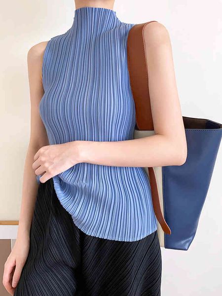 

classic miyake plied feminine basic wild models in form a sleeveless female neck turtle, White