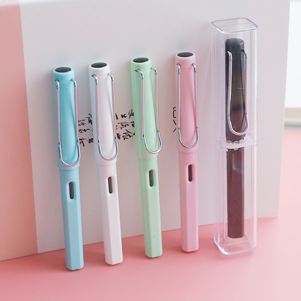 

1432 students use pen stationery to write calligraphy in upright posture