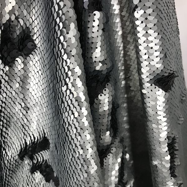 Ins Hot Black Silver Paillettenhintergrund 5MM Neues superverschlüsseltes doppelseitiges doppelfarbiges Paillettenstoff-Designermaterial