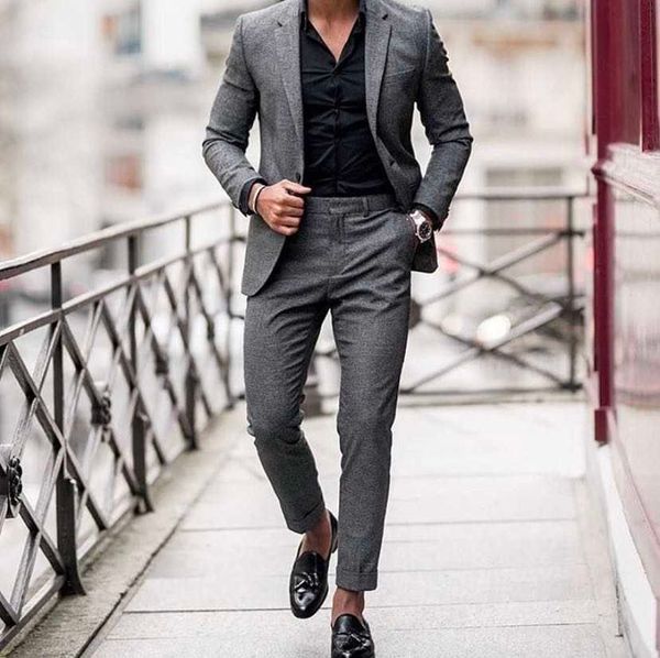 Abiti da uomo Slim Fit New Fashion Suit monopetto picco risvolto grigio matrimonio sposo festa prom giacca + pantaloni + cravatta Costume Homme X0909