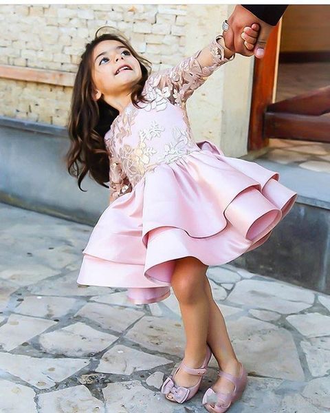 2021 Cute Pink Girls Abiti da spettacolo Gioiello Collo Illusion Paillettes Appliques in pizzo Maniche lunghe Lunghezza al ginocchio Corto Tiered Bow Bambini Flower Girl Abiti di compleanno