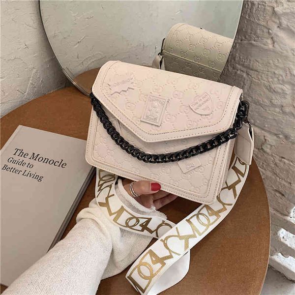 

2022 factory wholesale new bag women's bear medal trend chain small square bag texture fashion single shoulder messenger