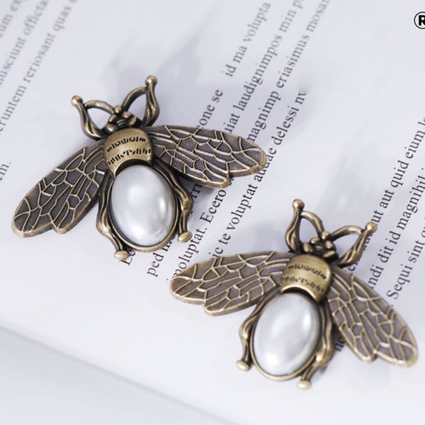 

women vintage style bee brooch retro bee brooch suit lapel pin famous jewelry accessories high quality, Gray