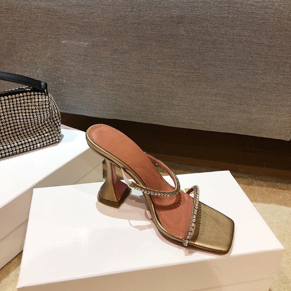 Amina Muaddi Gilda chinelos de couro embelezados com cristal de bronze mulas sapatos de noite Saltos femininos com strass Designers de luxo sandálias de salto alto calçados de fábrica